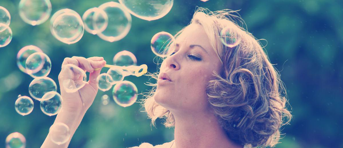 Femme soufflant des bulles